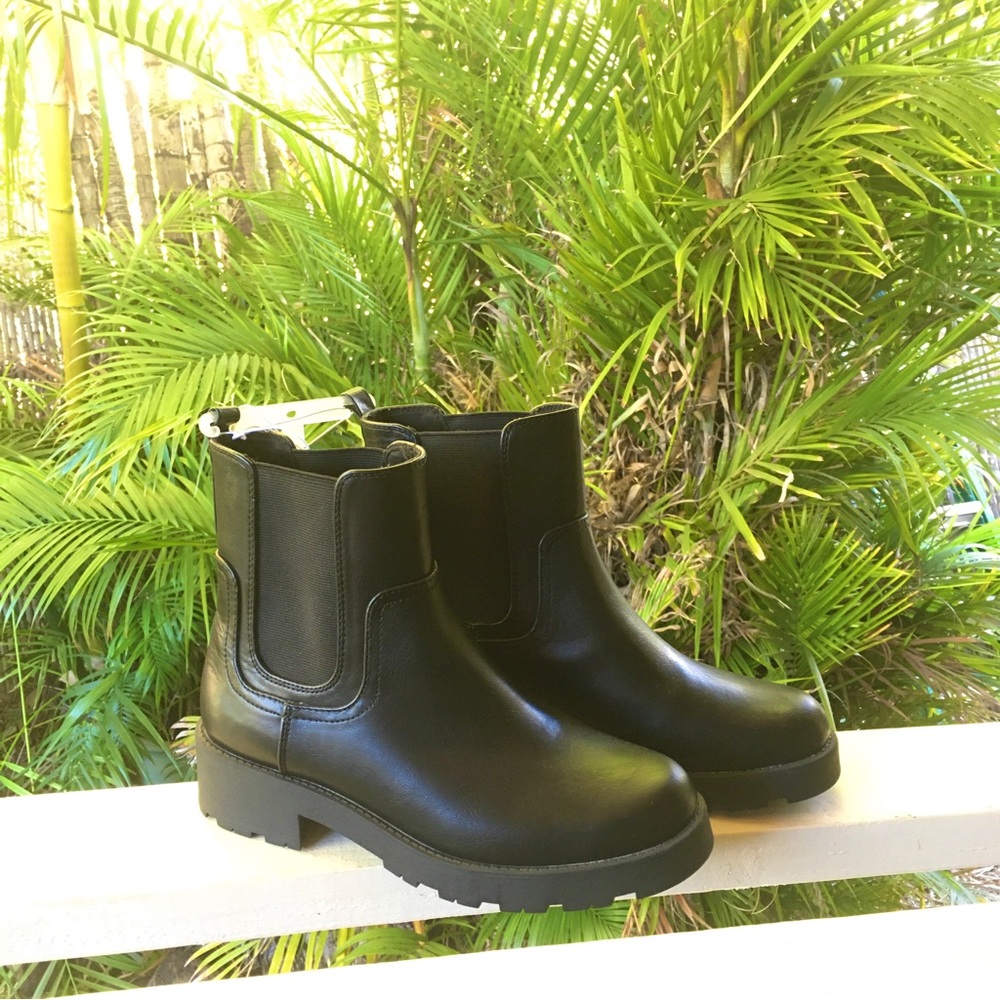 NWT OLD NAVY black Pull-on Chelsea Boots sz9